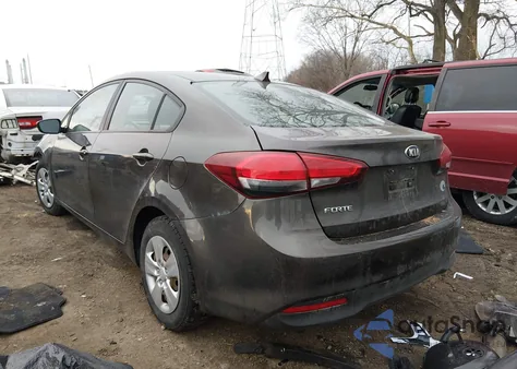 2017 Kia Forte Lx z USA, uszkodzony, nr VIN 3KPFK4A75HE109788